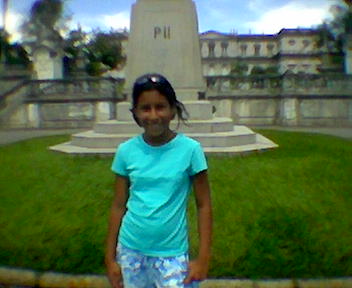 Maira em frente ao Finado Museu Nacional em 2005