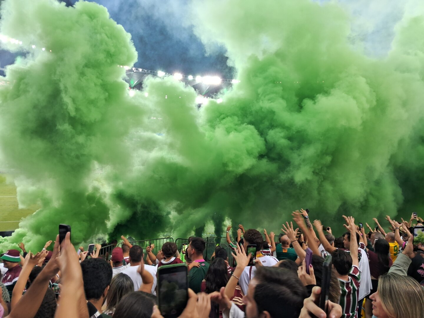 foto: Festa da Torcida do Fluminense,com fumaça verde a frente de torcedores na arqubancada no Maracanã lotado.